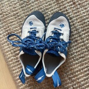 Evolv Skyhawk climbing shoes - women’s EU 36 / US 6